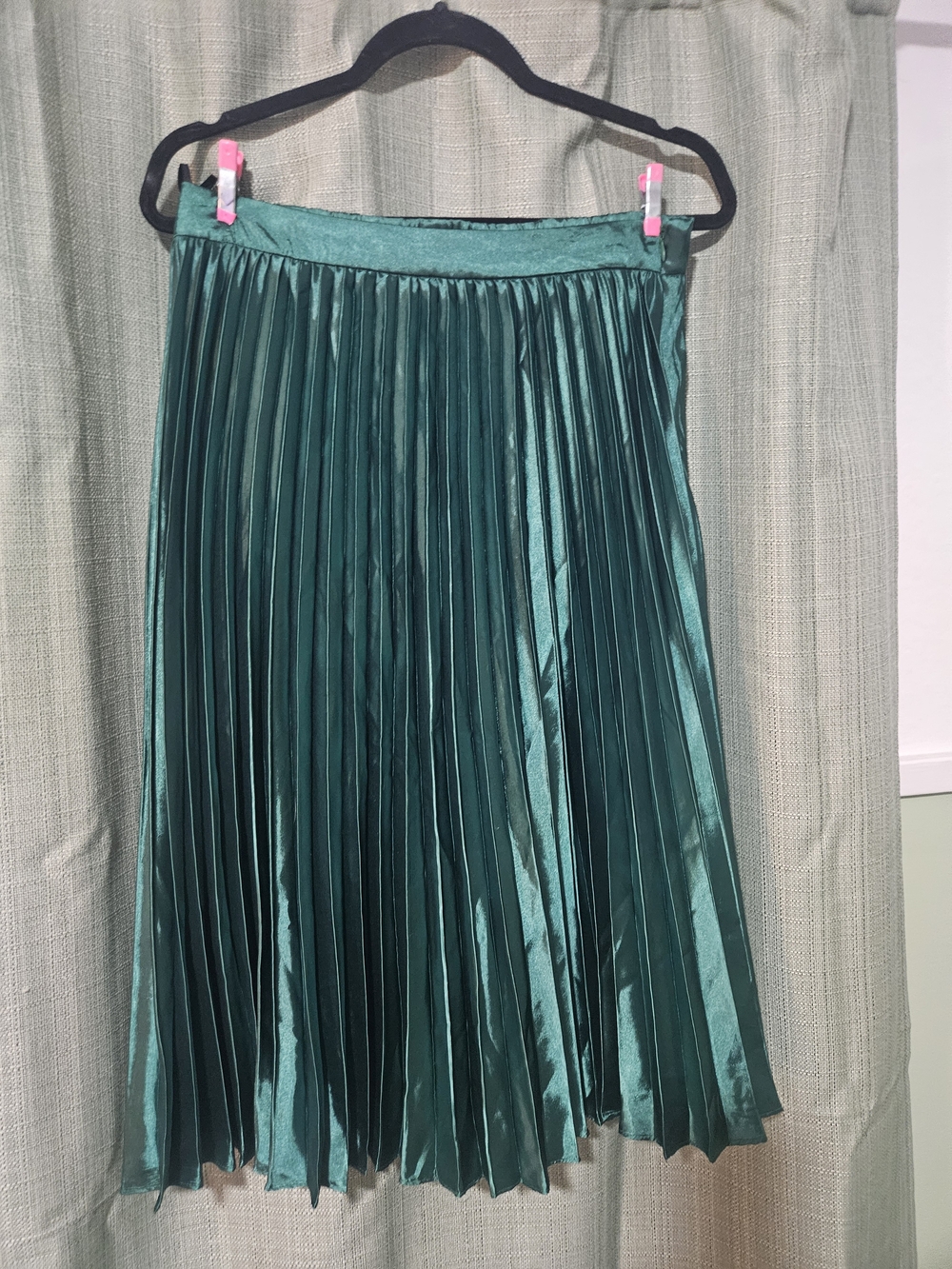 Pleated Shimmer Midi Skirt in Emerald Green